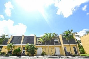 Pelican Pointe in Boynton Beach, FL - Building Photo