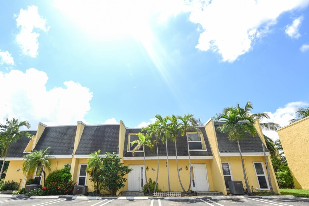 Pelican Pointe in Boynton Beach, FL - Building Photo