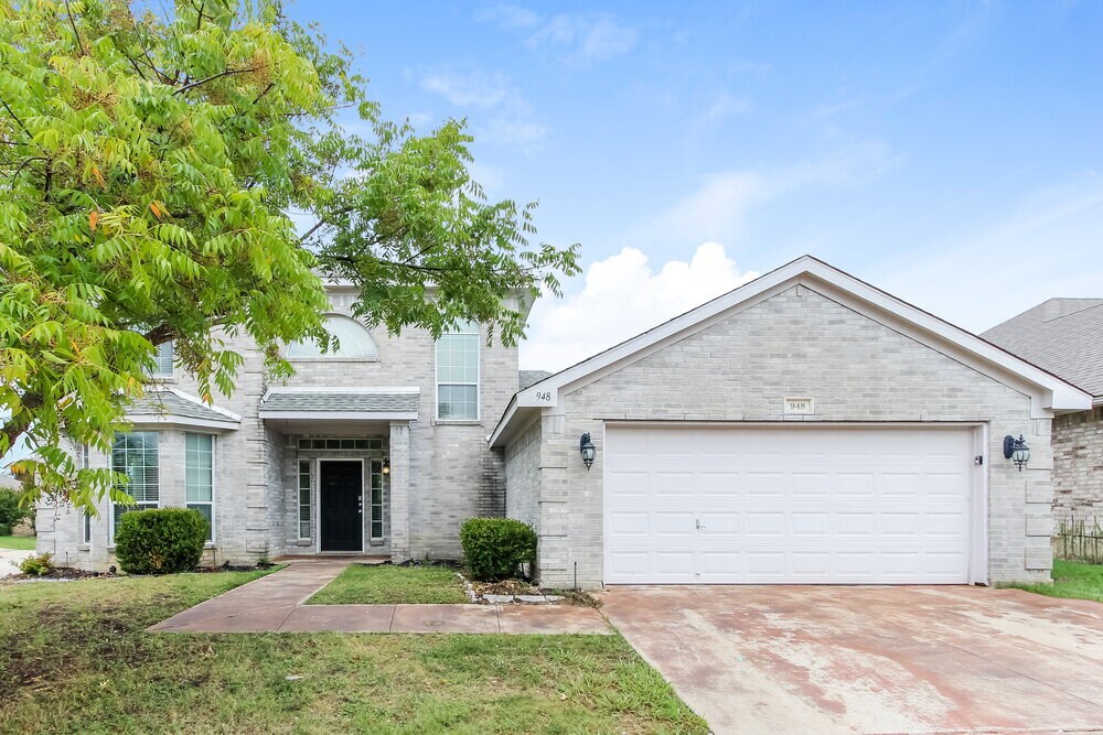 948 Benjamin Dr in Burleson, TX - Building Photo
