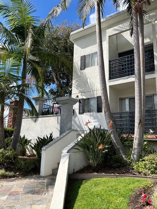 Chateau Studio Village Apartments in North Hollywood, CA - Foto de edificio - Building Photo