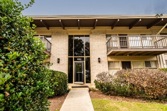 4965 Americana Dr, Unit 203 in Annandale, VA - Foto de edificio - Building Photo