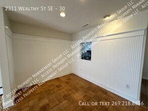 2311 Wealthy St SE in Grand Rapids, MI - Building Photo - Building Photo