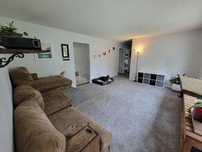 512 Spruce Dr in Pella, IA - Building Photo - Building Photo