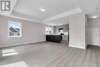 810 Parnian Private in Ottawa, ON - Building Photo - Building Photo