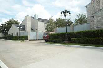 Marlborough Square Townhomes in Houston, TX - Building Photo - Building Photo