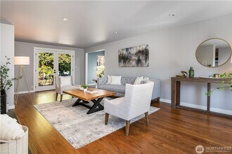 11056 SE 31st St in Bellevue, WA - Building Photo - Building Photo