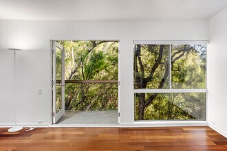 330 S Barrington Ave in Los Angeles, CA - Building Photo - Building Photo