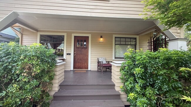 2404 SE Brooklyn St in Portland, OR - Building Photo - Building Photo