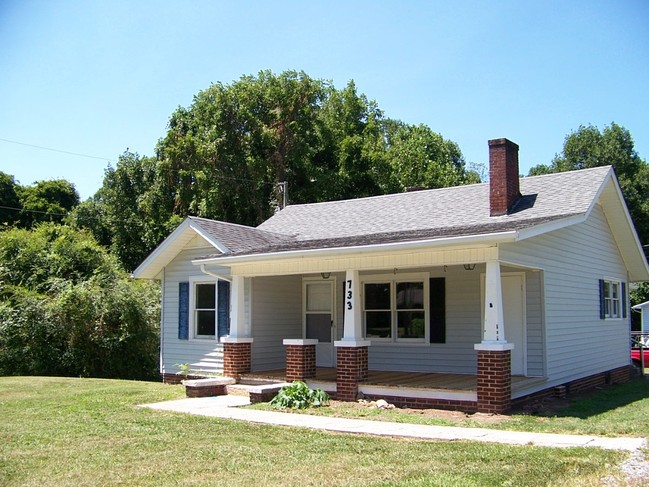 733 N Main St in Dobson, NC - Building Photo - Building Photo