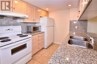 168 Simcoe St in Toronto, ON - Building Photo - Building Photo