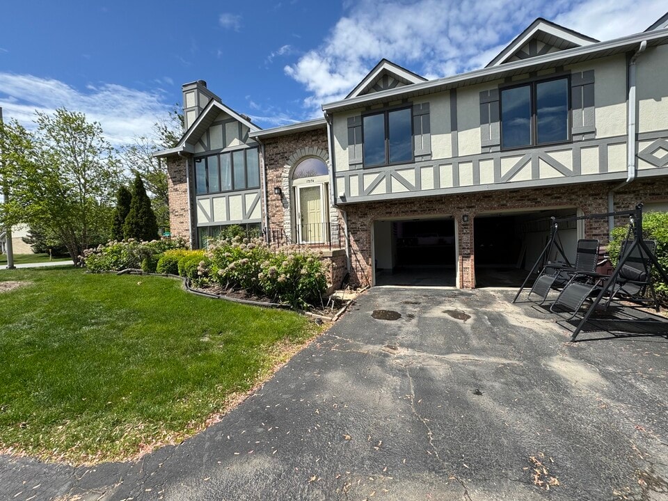 17574 Drummond Dr in Tinley Park, IL - Building Photo