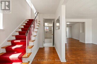 6821 Darcel Ave in Mississauga, ON - Building Photo - Building Photo