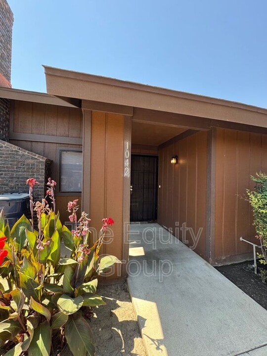 1042 N Jefferson St in Tulare, CA - Building Photo