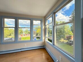 240 Grand St, Unit 5 in Newburgh, NY - Foto de edificio - Building Photo