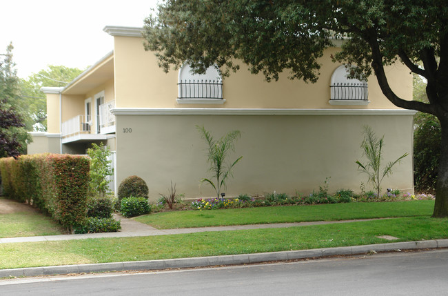 100 Oak Ave in Pasadena, CA - Foto de edificio - Building Photo