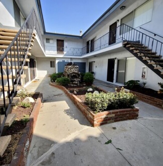 York Ave Apartments in Hawthorne, CA - Foto de edificio - Building Photo