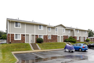 Oakdale Square Apartments and Townhomes in Bloomington, IN - Building Photo - Building Photo