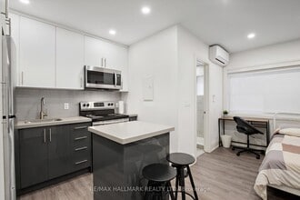 595 St Clair Ave W in Toronto, ON - Building Photo - Building Photo