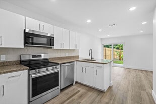 1303 White Pine Dr in Wellington, FL - Building Photo