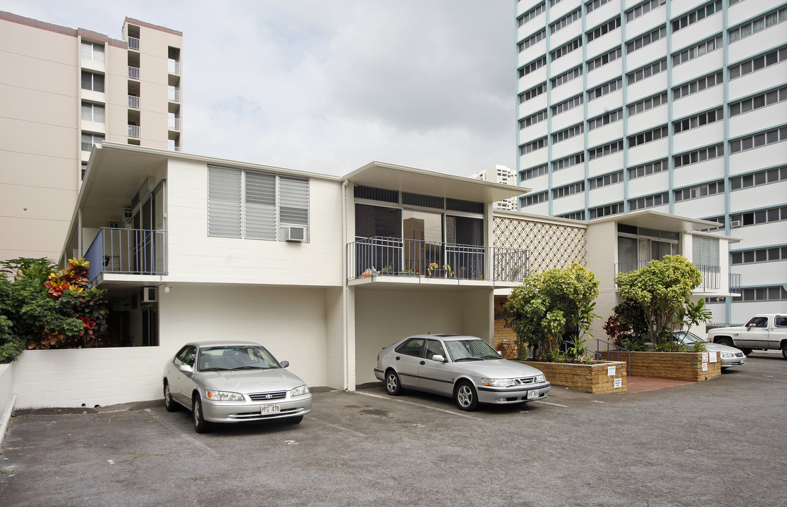 Makiki Apartments in Honolulu, HI - Building Photo