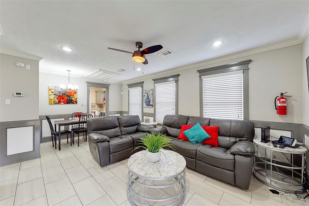 7825 Cook Rd in Houston, TX - Building Photo