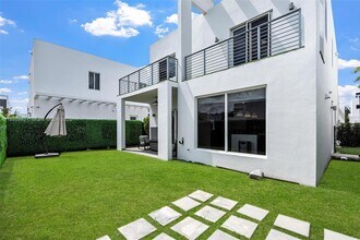 10330 NW 68th St in Doral, FL - Foto de edificio - Building Photo