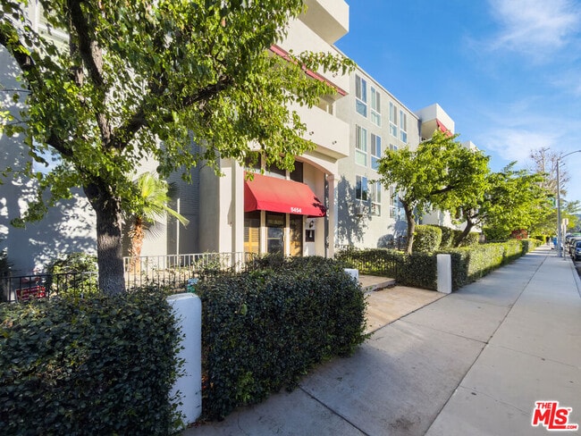 property at 5454 Zelzah Ave