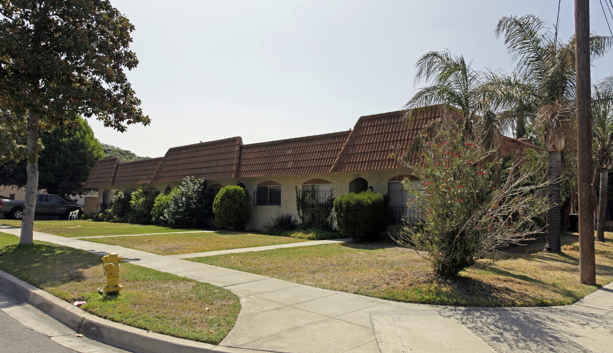 16203-16209 Randall Ave in Fontana, CA - Building Photo