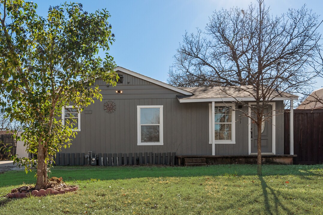 303 W Broad St in Mansfield, TX - Foto de edificio