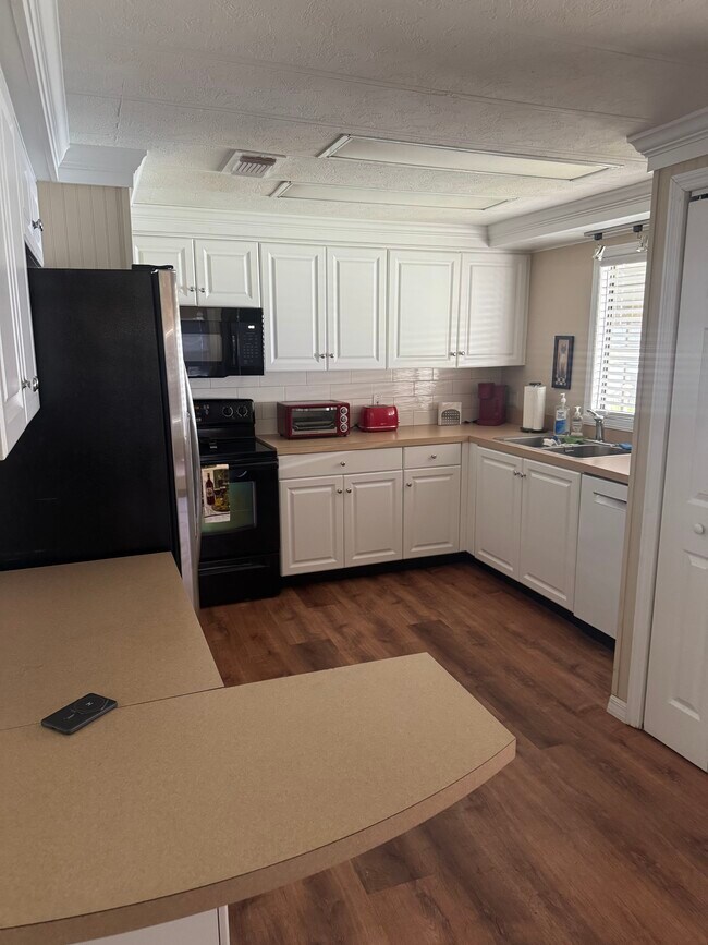 1045 Great Lakes Dr in Naples, FL - Building Photo - Building Photo