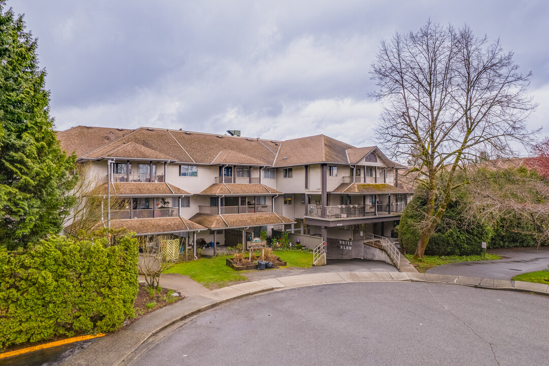 Sunset Court in Burnaby, BC - Building Photo