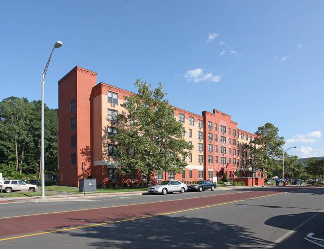 Anthony Delorenzo Towers in Bristol, CT - Foto de edificio - Building Photo