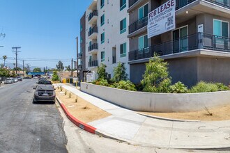 11714 Archwood St in North Hollywood, CA - Foto de edificio - Building Photo
