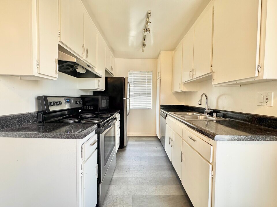 3555 San Marino St in Los Angeles, CA - Building Photo