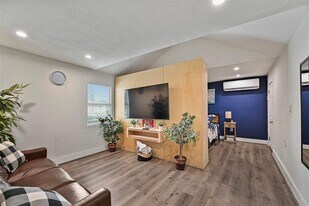 2010 Caplin St in Houston, TX - Building Photo