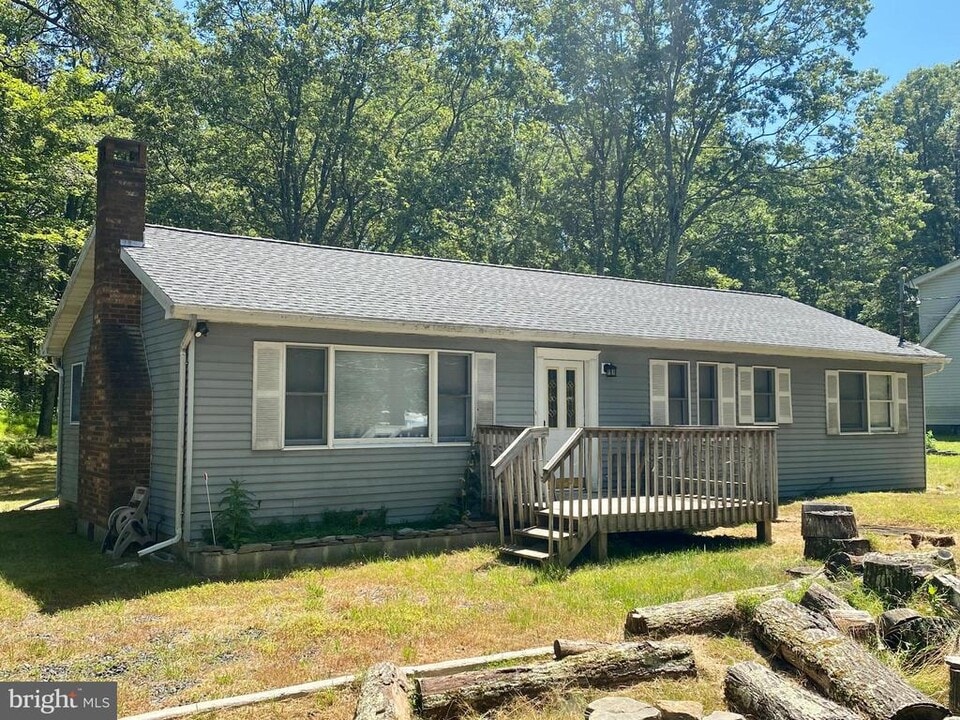 4535 Pine Ridge Dr W in Bushkill, PA - Building Photo
