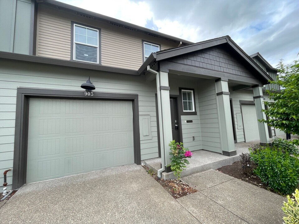903 N 18th Ave in Cornelius, OR - Building Photo