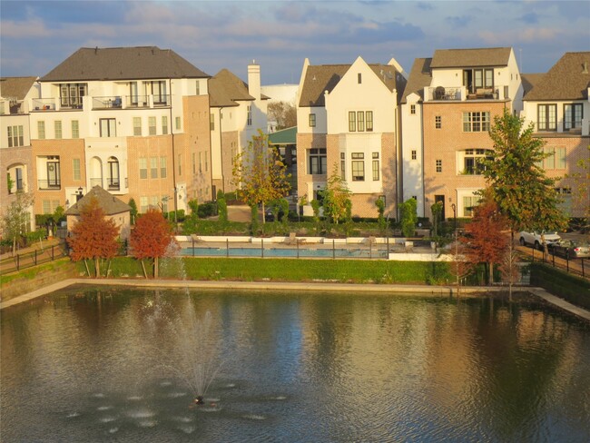 2033 Fannin Station N in Houston, TX - Foto de edificio - Building Photo