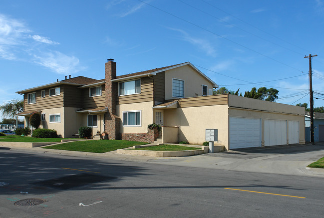 1300-1304 Coral Pl in Newport Beach, CA - Foto de edificio - Building Photo