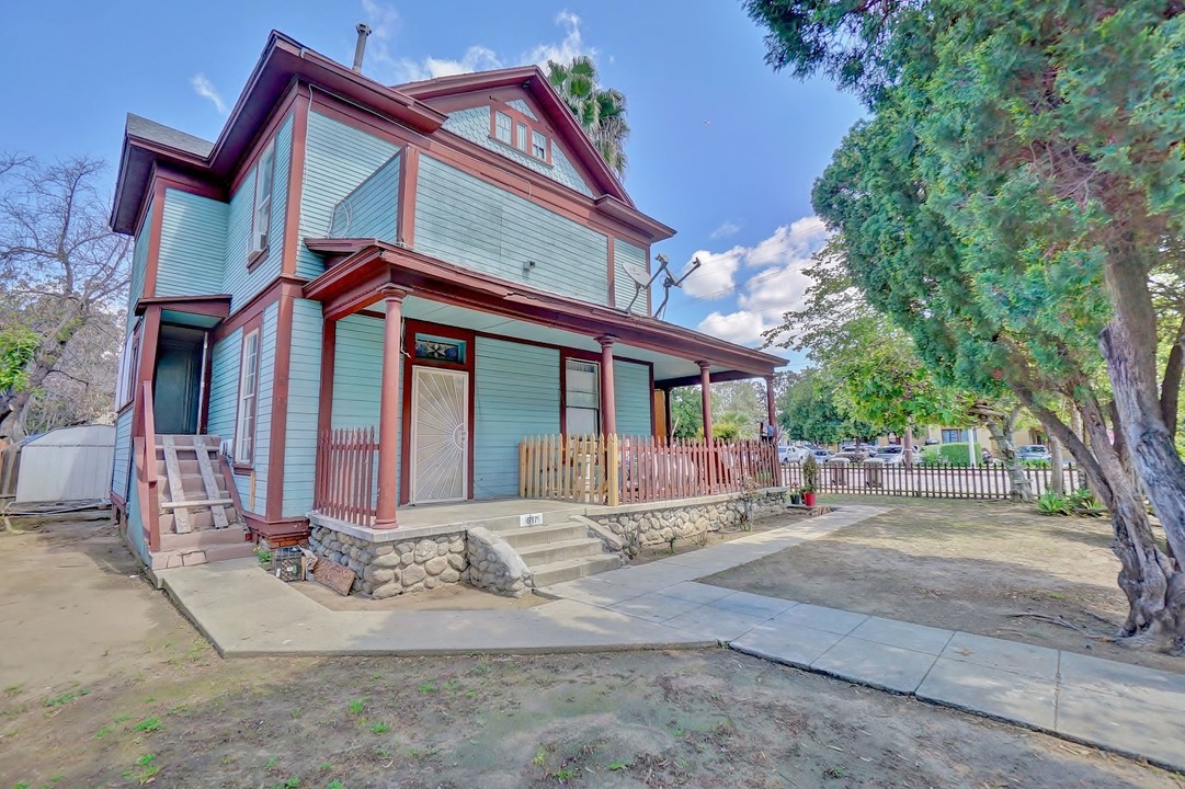 617 W 4th St in Pomona, CA - Building Photo