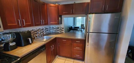 8331 Sands Point Blvd in Tamarac, FL - Building Photo - Building Photo