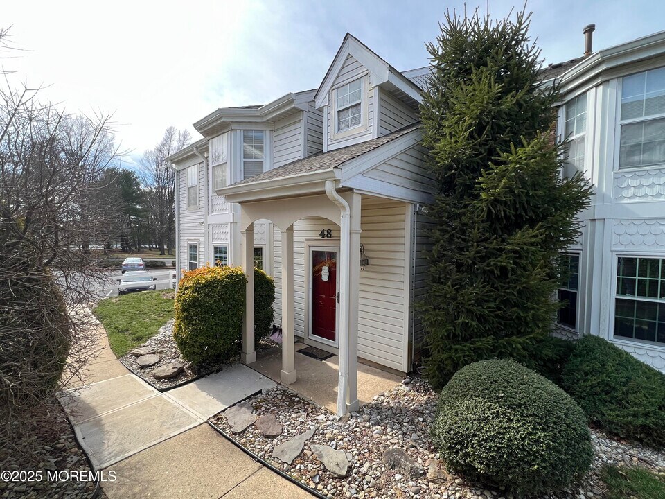 48 Tulip Ln in Freehold, NJ - Foto de edificio