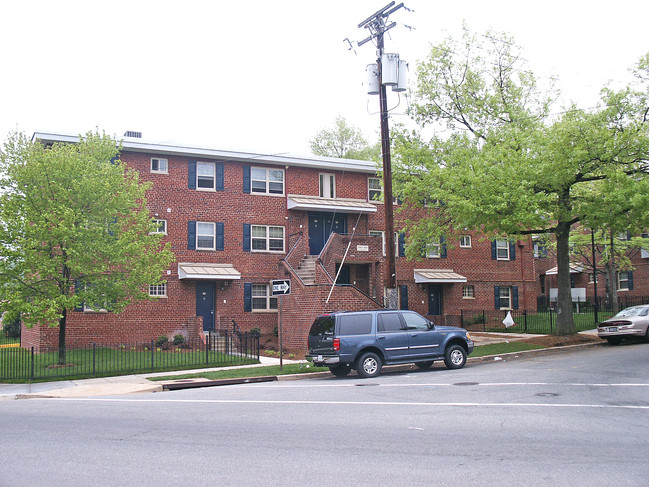 Hunter Pines Apartments in Washington, DC - Foto de edificio - Building Photo