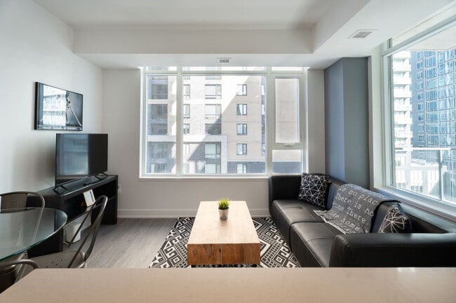 90 Champagne Ave S