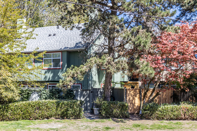 Foxwood Hills in North Vancouver, BC - Building Photo - Building Photo