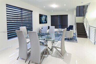 10501 NW 66th St in Doral, FL - Foto de edificio - Building Photo