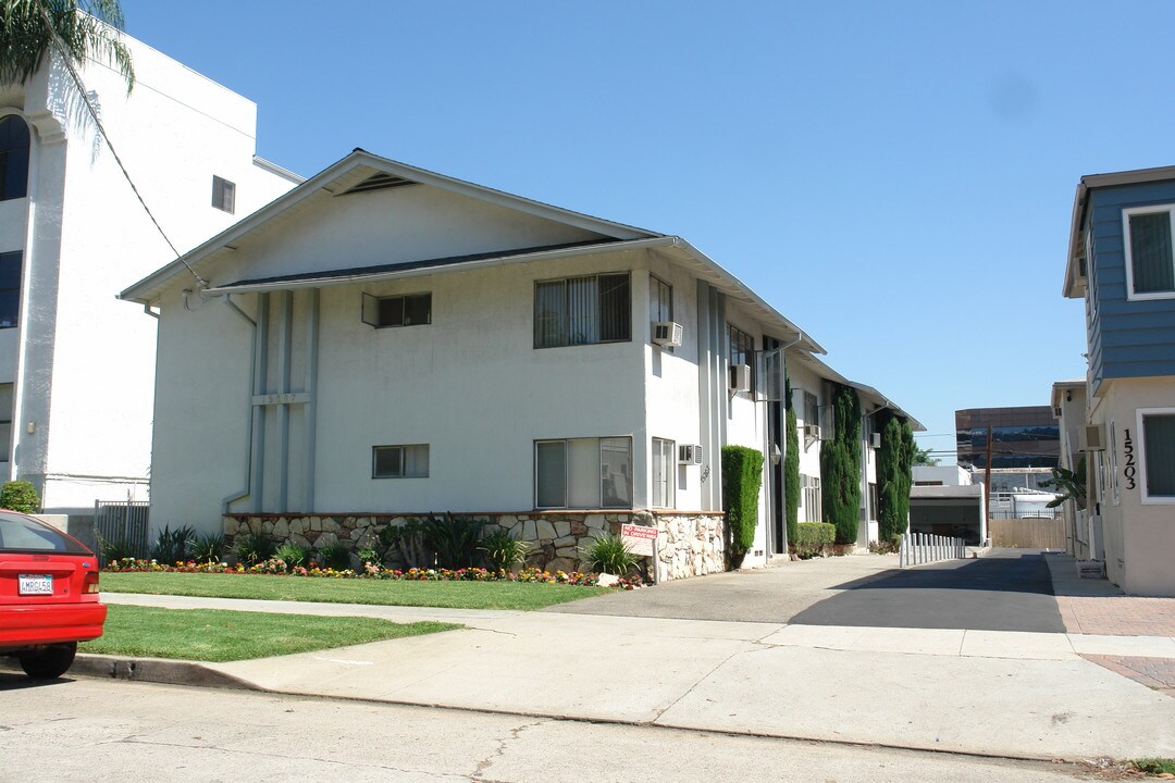 15207 Dickens St in Sherman Oaks, CA - Building Photo