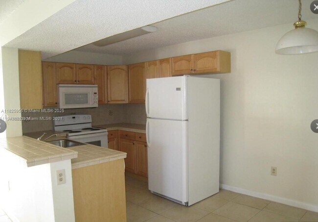 250 Palm Cir W in Pembroke Pines, FL - Building Photo - Building Photo