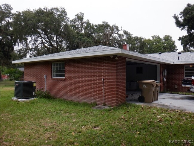 35433 Crescent Dr in Fruitland Park, FL - Building Photo - Building Photo