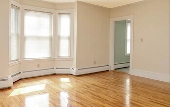 110 Graham St, Unit 110 Graham Street 1rst fl in Biddeford, ME - Foto de edificio - Building Photo